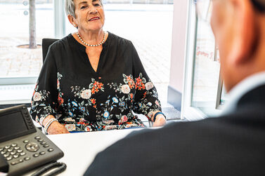 Frau im InfoCenter Theaterplatz