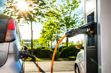 Auto wird mit Strom getankt
