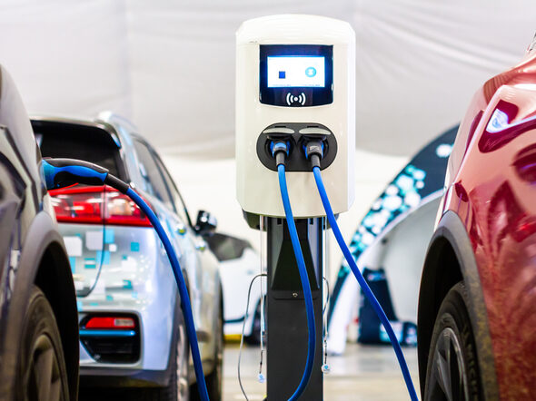 Autos laden an einer Elektroladestelle