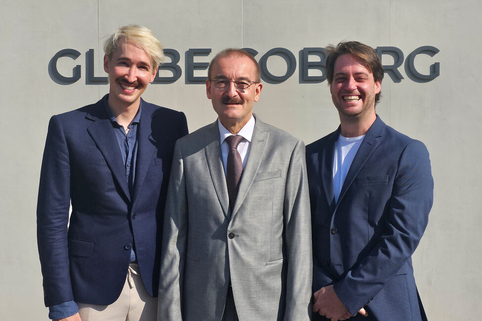 Der neue Intendant Neil Barry Moss, 2. Bürgermeister Hans-Herbert Hartan und Generalmusikdirektor Daniel Carter.